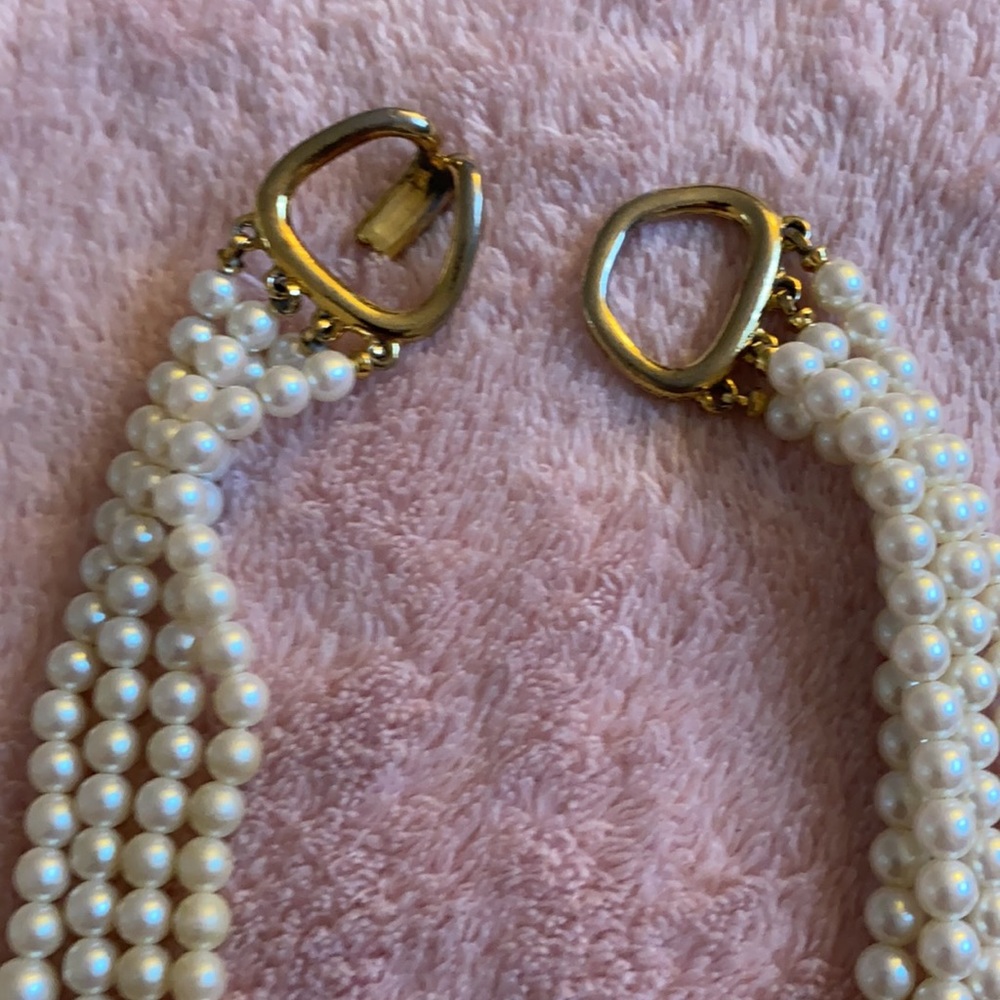 Four strands of faux pearls connected - Picture 2 of 3